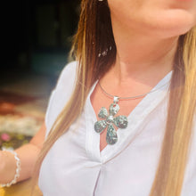 Load image into Gallery viewer, Big Flower Necklace