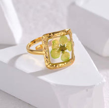 Load image into Gallery viewer, Resin Transparent Flower Ring