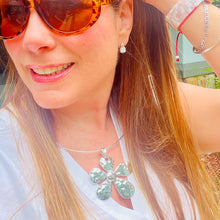 Load image into Gallery viewer, Big Flower Necklace