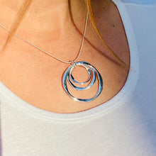 Load image into Gallery viewer, Three Circle Frosted Necklace