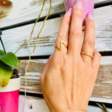 Load image into Gallery viewer, Geometric Wave Ring