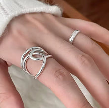 Load image into Gallery viewer, Interlocking Circles Ring