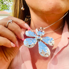 Load image into Gallery viewer, Big Flower Necklace
