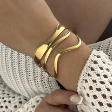 Load image into Gallery viewer, Wave Triple Bangle