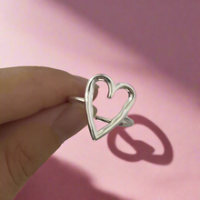 Load image into Gallery viewer, Hollow Hammered Heart Ring