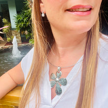 Load image into Gallery viewer, Big Flower Necklace