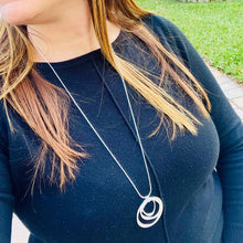 Load image into Gallery viewer, Three Circle Frosted Necklace