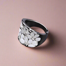 Load image into Gallery viewer, Big White Flower Ring