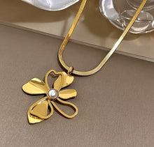 Load image into Gallery viewer, Hollow Flower Pearl Center Necklace