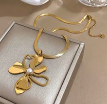 Load image into Gallery viewer, Hollow Flower Pearl Center Necklace