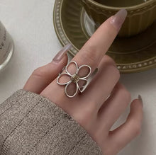 Load image into Gallery viewer, Hollow Flower Ring
