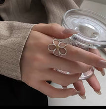 Load image into Gallery viewer, Hollow Flower Ring