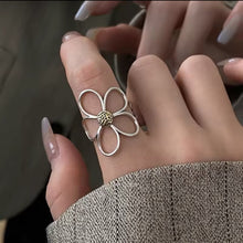 Load image into Gallery viewer, Hollow Flower Ring