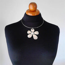 Load image into Gallery viewer, Big Flower Necklace