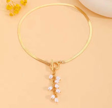 Load image into Gallery viewer, Dangling Bunches of Pearls Necklace
