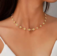 Load image into Gallery viewer, Daisy Flower Necklace &amp; Bracelet Set

