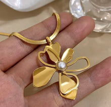Load image into Gallery viewer, Hollow Flower Pearl Center Necklace
