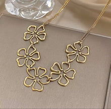 Load image into Gallery viewer, 5 Hollow Flower Necklace
