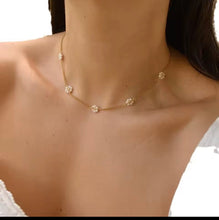 Load image into Gallery viewer, Pearl Flower Necklace
