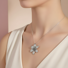 Load image into Gallery viewer, Vintage Pointing Petals Flower Necklace
