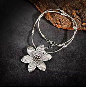 Vintage Pointing Petals Flower