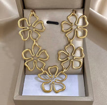Load image into Gallery viewer, 5 Hollow Flower Necklace
