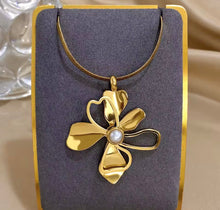 Load image into Gallery viewer, Hollow Flower Pearl Center Necklace
