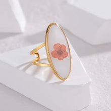 Load image into Gallery viewer, Oblong Resin Dried Flower Ring
