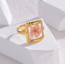 Load image into Gallery viewer, Resin Transparent Flower Ring
