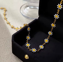 Load image into Gallery viewer, Daisy Flower Necklace &amp; Bracelet Set
