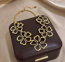Load image into Gallery viewer, 5 Hollow Flower Necklace
