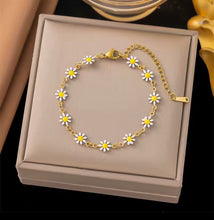 Load image into Gallery viewer, Daisy Flower Necklace &amp; Bracelet Set
