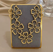 Load image into Gallery viewer, 5 Hollow Flower Necklace
