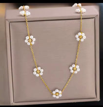 Load image into Gallery viewer, Pearl Flower Necklace
