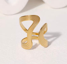 Load image into Gallery viewer, Big Wavy Ring
