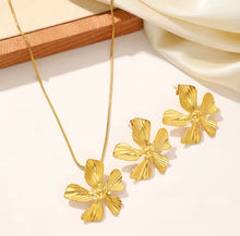 Load image into Gallery viewer, Flower Necklace &amp; Earring Set
