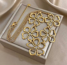 Load image into Gallery viewer, 5 Hollow Flower Necklace
