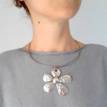 Load image into Gallery viewer, Big Flower Necklace
